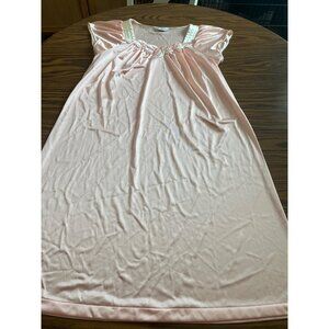 Vanity Fair peach cream night gown and button front robe size S/M. Vintage